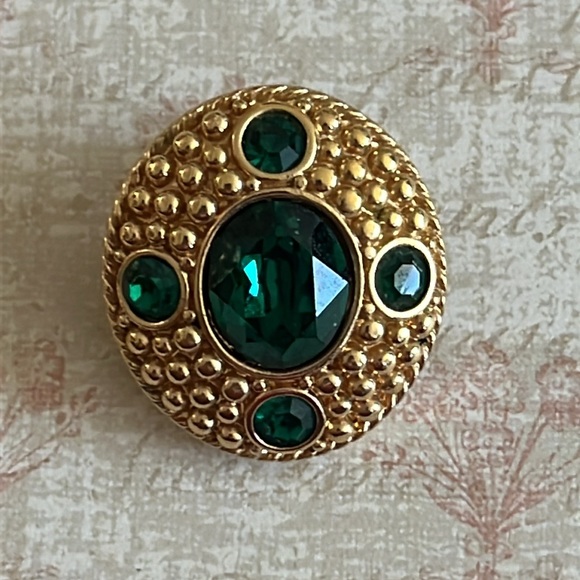Swavorski emerald green crystals Etruscan Revival goldtone clip earrings - Picture 4 of 9